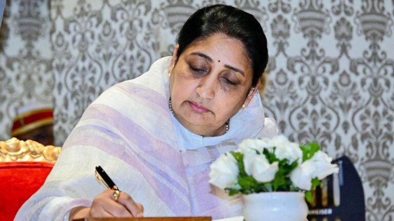 മഹാരാഷ്ട്രയുടെ ആദ്യ വനിതാ ഉപമുഖ്യമന്ത്രിയായി സുനേത്ര പവാർ